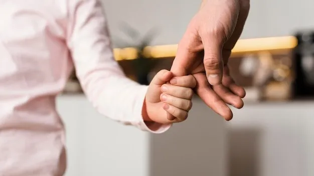 Ребенок держит папу за палец
