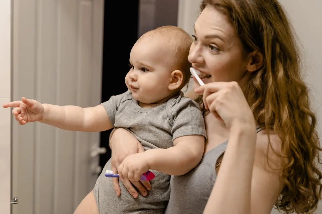 Мама чистит зубы с малышом